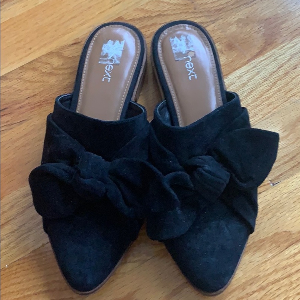 Black bow mule